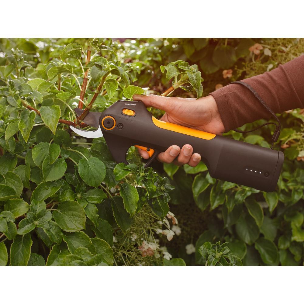 Jetzt auch Fiskars: Neue Akku-Gartenscheren für den Gehölzschnitt