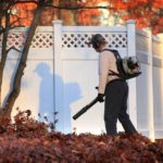 laubbläser in aktion