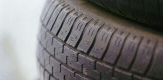 Von der Straße auf den Teller: Salat nimmt giftige Zusatzstoffe aus Reifenabrieb auf Autoreifen Symbolbild